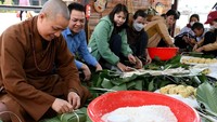 Orang-orang menyiapkan Banh Chung atau kue beras tradisional Vietnam untuk amal, di Pagoda Tam Chuc di provinsi Ha Nam, Sabtu (7/1/2023). Kegiatan tersebut dilakukan menjelang Tahun Baru Imlek atau festival Tet yang akan datang.