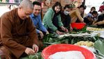 Melihat Pembuatan Banh Chung, Kue Tradisional Vietnam Saat Imlek