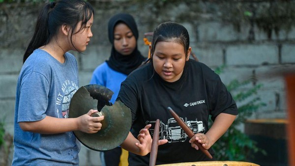 Pemain sedang berlatih alat musik pengiring barongsai.  