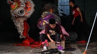 Pemain Barongsai bersiap sebelum latihan Barongsai jelang perayaan Tahun Baru Imlek di Banda Aceh, Sabtu (7/1/2023).  