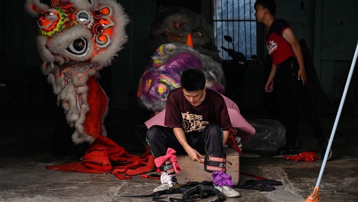 Mengintip Muda-mudi di Aceh Latihan Barongsai Jelang Imlek Performers practice the Lion Dance ahead of celebrations for the Lunar New Year of the Rabbit in Banda Aceh on January 7, 2023. (Photo by CHAIDEER MAHYUDDIN / AGENCE FRANCE-PRESSE / AFP) (Photo by CHAIDEER MAHYUDDIN/AGENCE FRANCE-PRESSE/AFP via Getty Images)