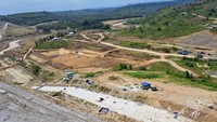 Saat ini tengah dilakukan percepatan pembangunan dengan metode konstruksi yang dilaksanakan secara paralel tanpa harus menunggu penyelesaian pekerjaan yang satu untuk memulai pekerjaan lainnya. Pekerjaan Pembangunan Bendungan Jragung terdiri dari 3 paket pekerjaan dengan lingkup pekerjaan Paket I dan II berupa pekerjaan galian dan timbunan main dam , perlindungan tebing, drilling dan grouting dan Paket III meliputi pekerjaan jalan akses, pengelak sungai, bangunan pelimpah (spillway),dan pekerjaan lain-lain sepetlrti bangunan Fasilitas Umum (fasum) dan relokasi SUTET 500kV.