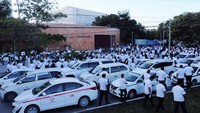 Pengemudi taksi ini protes terhadap peraturan aplikasi taksi seperti Uber.