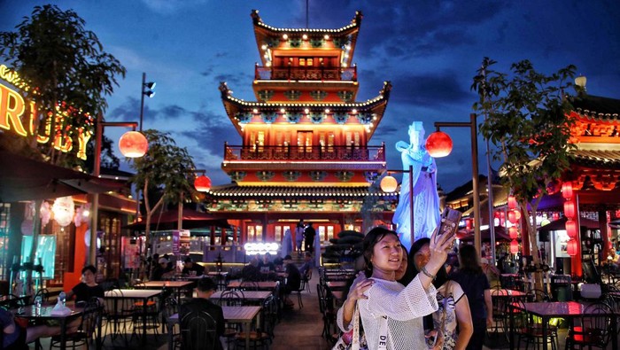 Sejumlah warga mengunjungi Old Shanghai di kawasan Sedayu City, Kelapa Gading Jakarta Utara, Rabu (11/1/2023).