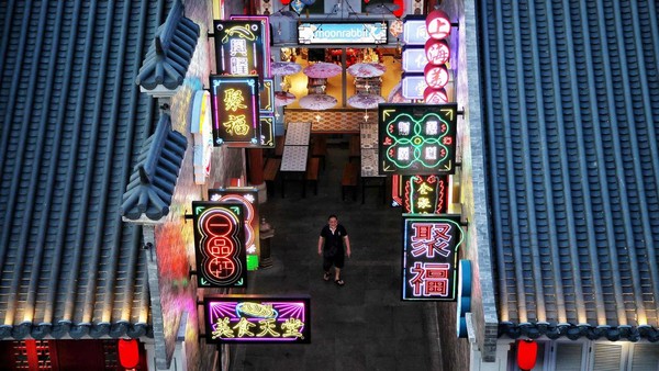 Rencananya Old Shanghai akan menyuguhkan opera, barongsai, puppet show, talkshow, dan lain sebagainya untuk menyambut Imlek. Rencananya Old Shanghai akan menyuguhkan opera, barongsai, puppet show, talkshow, dan lain sebagainya untuk menyambut Imlek.