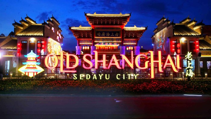 Sejumlah warga mengunjungi Old Shanghai di kawasan Sedayu City, Kelapa Gading Jakarta Utara, Rabu (11/1/2023).