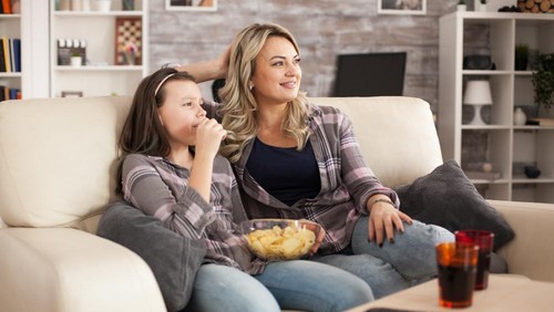 Menonton TV bersama orang tua.