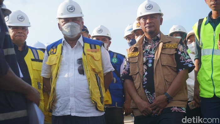 Menteri PUPR Basuki Hadimuljono cek proyek Jembatan Juwana Pati, Kamis (12/1/2023). Basuki menargetkan proyek rampung 15 April 2023.