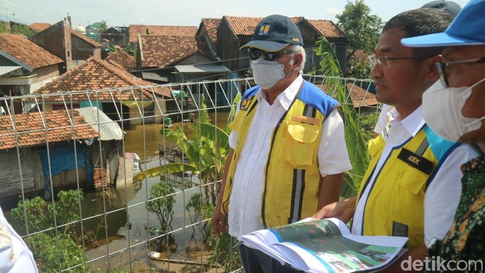 Menteri PUPR Basuki Hadimuljono saat mengecek pompa polder di Sungai Wulan, Desa Jati Wetan, Kecamatan Jati, Kudus, Kamis (12/1/2023).