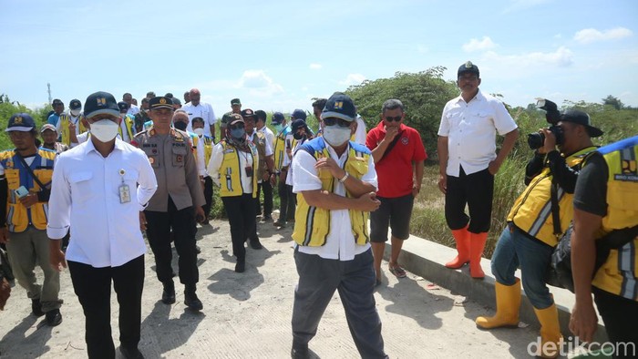 Menteri PUPR Basuki Hadimuljono saat meninjau polder pompa di Desa Jati Wetan, Kecamatan Jati, Kudus, Kamis (12/1/2023).