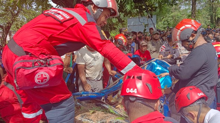Mobil timpa pohon hingga warga meninggal dunia di Gowa.