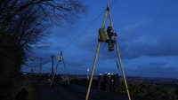 Para aktivis ini menentang perluasan tambang lignit terbuka di Luetzerath, Jerman.