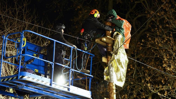 Police officers take down a protester during a sit-in protest against the expansion of the Garzweiler open-cast lignite mine of Germany's utility RWE, in Luetzerath, Germany, January 11, 2023 that has highlighted tensions over Germany's climate policy during an energy crisis. REUTERS/Christian Mang