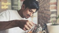 Revaldo sering mengunggah aktivitasnya di Instagram. Seperti momennya nongkrong di beberap kafe.