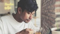 Begini momen Revaldo ketika menikmati teh hangat di sebuah kafe. Tehnya tampak nikmat untuk diminum sore hari.