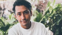 Momen nongkrong lainnya juga terlihat ketika Revaldo menikmati segelas es kopi. Ia berpose keren saat itu.