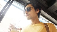 Sepertinya Revaldo memang menyukai kopi. Karena beberapa kali terlihat sedang menyesap es kopi latte.