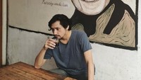 Momen Revaldo lainnya saat menyesap kopi di kafe. Kali ini pesanannya adalah secangkir kopi hitam hangat.