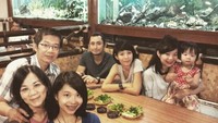 Revaldo juga pernah makan bersama keluarga di restoran Sunda. Menunya ayam goreng, lalapan, dan lainnya.