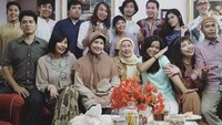 Ini keseruan lain dari Revaldo dan keluarga. Mereka berkumpul bersama di rumah saat lebaran. Ditemani kue-kue kering yang nikmat.