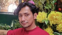 Revaldo, aktor tampan yang terkenal karena berperan dalam serial Ada Apa dengan Cinta (AADC). Ia juga baru saja membintangi film Sayap Sayap Patah.