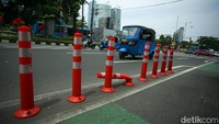 Padahal stick cone berfungsi untuk menjadi pembatas antara jalur sepeda dan jalur kendaraan bermotor dan mobil.
