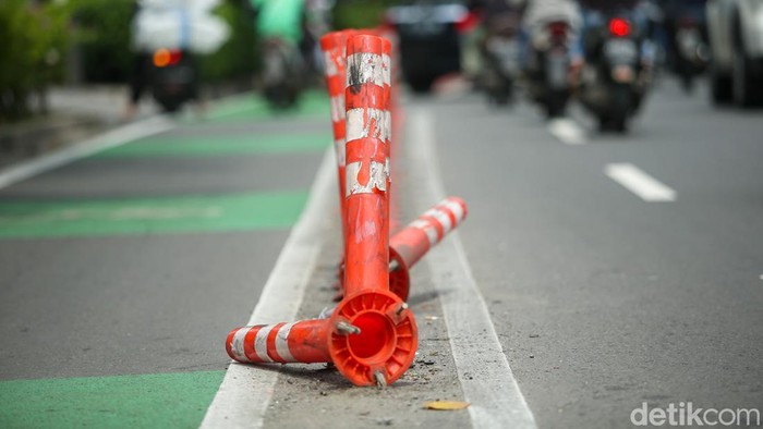 Nasib Stick cone yang terpasang di sepanjang jalur sepeda di Jalan Salemba Raya, Jakarta Pusat, Kamis (12/01/2023), memprihatinkan. Diduga penyebab rusaknya stick cone akibat ditabrak pengendara.