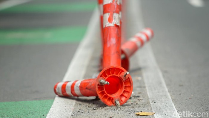 Nasib Stick Cone Jalur Sepeda di Salemba Banyak yang Rusak Gegara Ditabrak Pengendara Nasib Stick cone yang terpasang di sepanjang jalur sepeda di Jalan Salemba Raya, Jakarta Pusat, Kamis (12/01/2023), memprihatinkan. Diduga penyebab rusaknya stick cone akibat ditabrak pengendara.