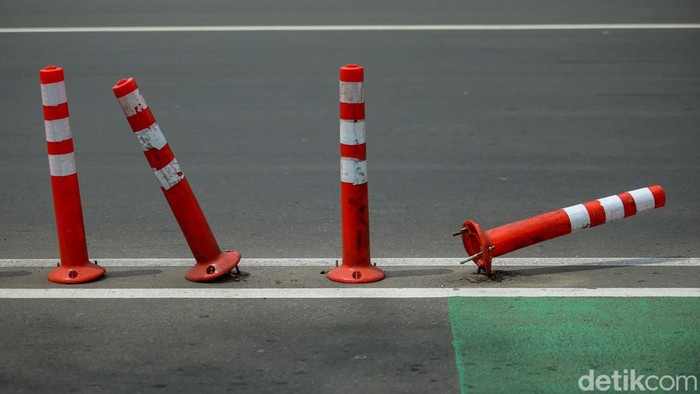 Nasib Stick cone yang terpasang di sepanjang jalur sepeda di Jalan Salemba Raya, Jakarta Pusat, Kamis (12/01/2023), memprihatinkan. Diduga penyebab rusaknya stick cone akibat ditabrak pengendara.