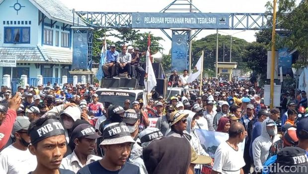 Nelayan Tegal Demo Sempat Macetkan Jalur Pantura Tuntut Pnpb Turun 