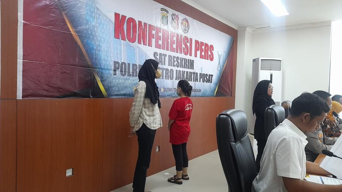 Niawati (26) (baju merah) ditetapkan sebagai tersangka dalam kasus aborsi di Cempaka Putih, Jakarta Pusat (Jakpus).