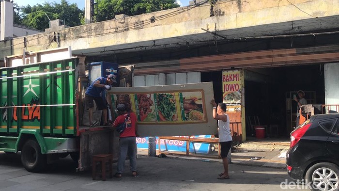 Para pedagang di Jalan Perwakilan, dekat Malioboro, Kota Jogja, mengemasi barang-barang dan mengosongkan tokonya, Kamis (12/1/2023).