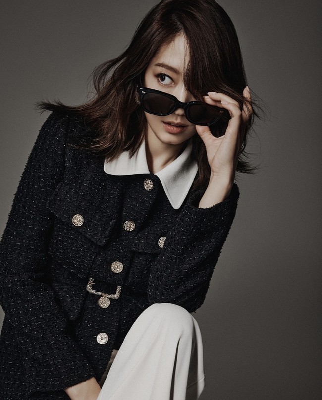 Sebelumnya pada Rabu (11/1/2023), Park Shin Hye juga diumumkan menjadi muse terbaru brand fashion Korea, MOJO S.PHINE. Foto: dok. Instagram @harpersbazaarkorea