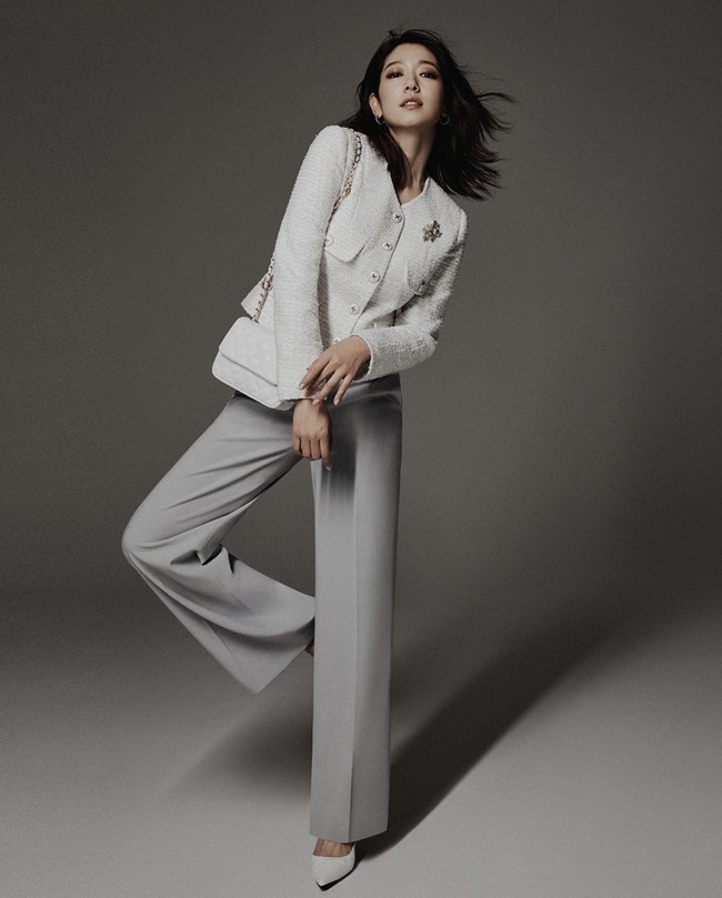 Park Shin Hye perlahan kembali berkarier setelah menikah dan punya anak. Wajahnya menghiasi campaign koleksi MOJO.SPHINE Spring 2023. Foto: dok. Instagram @harpersbazaarkorea