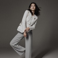 Park Shin Hye perlahan kembali berkarier setelah menikah dan punya anak. Wajahnya menghiasi campaign koleksi MOJO.SPHINE Spring 2023. Foto: dok. Instagram @harpersbazaarkorea