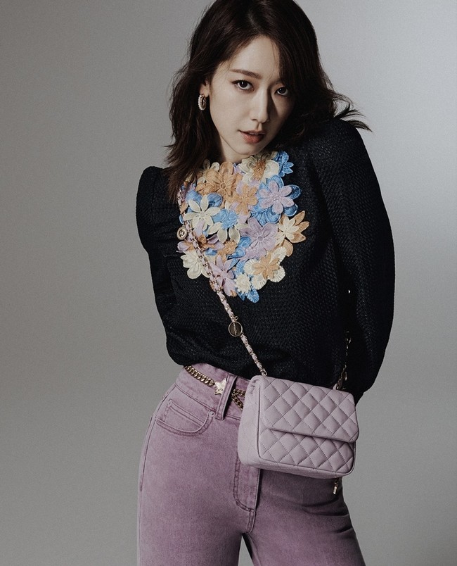 Bintang drama Korea The Heirs itu kedapatan pulang dari Hawaii pada Rabu (4/1/2023). Seorang penggemar pun mengunggah foto bersama Park Shin Hye saat bertemu di Sephora. Foto: dok. Instagram @harpersbazaarkorea