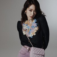 Bintang drama Korea The Heirs itu kedapatan pulang dari Hawaii pada Rabu (4/1/2023). Seorang penggemar pun mengunggah foto bersama Park Shin Hye saat bertemu di Sephora. Foto: dok. Instagram @harpersbazaarkorea