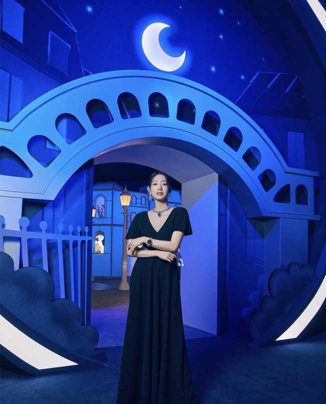 Aktris 32 tahun itu sontak menuai pujian karena kembali dengan bentuk tubuh ramping. Sejumlah penggemar pun menyorot auranya sebagai ibu satu anak. Foto: dok. Instagram @harpersbazaarkorea