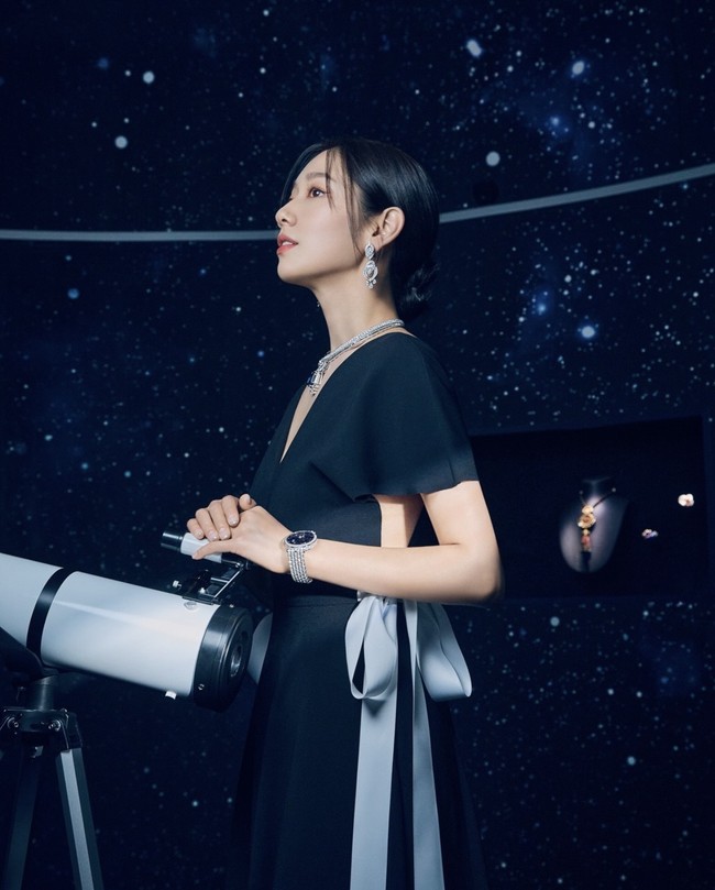 Foto tersebut menandai penampilan perdana Park Shin Hye di depan publik pasca melahirkan. Dia menyambut kelahiran anak pertamanya dengan Choi Tae Joon pada 31 Mei 2022. Foto: dok. Instagram @harpersbazaarkorea