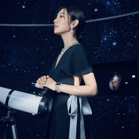 Foto tersebut menandai penampilan perdana Park Shin Hye di depan publik pasca melahirkan. Dia menyambut kelahiran anak pertamanya dengan Choi Tae Joon pada 31 Mei 2022. Foto: dok. Instagram @harpersbazaarkorea