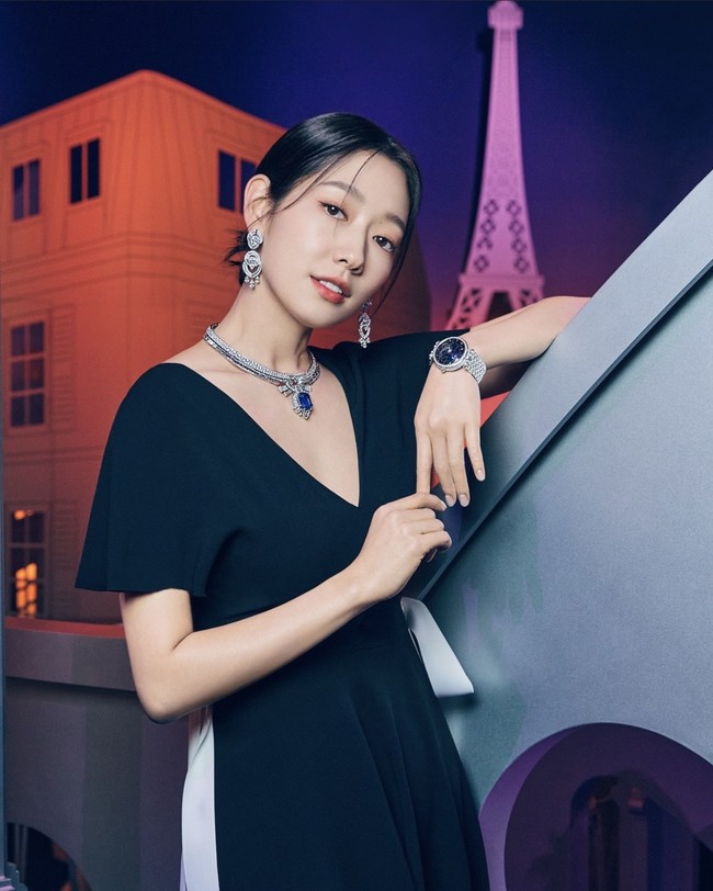 Hari ini, Kamis (12/1/2023), Park Shin Hye membagikan foto-fotonya saat menghadiri acara brand perhiasan mewah Van Cleef & Arpels. Foto: dok. Instagram @harpersbazaarkorea