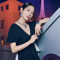 Hari ini, Kamis (12/1/2023), Park Shin Hye membagikan foto-fotonya saat menghadiri acara brand perhiasan mewah Van Cleef & Arpels. Foto: dok. Instagram @harpersbazaarkorea