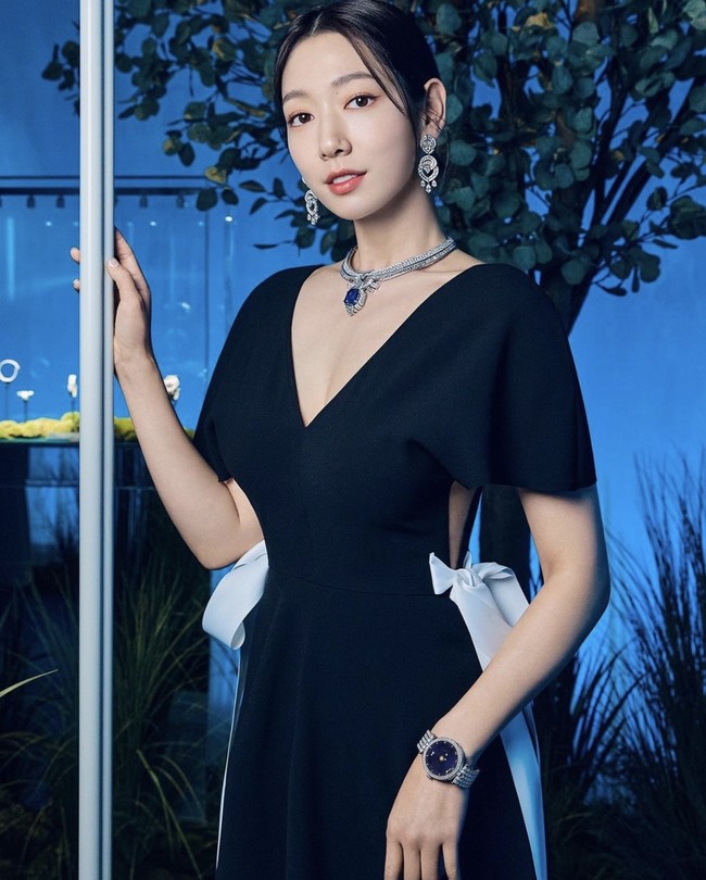 Body goals bangeeetttt.. abis lahiran udh langsing ngga langsung kek gw😂 Kamu beneran busui? Aku tidak percayaaaaa 🥲🥲🥲🥲🥲 mahmud ini makin cakep aja anjir, bersinar banget auranya 😭 komentar sejumlah penggemar di bawah unggahannya. Foto: dok. Instagram @harpersbazaarkorea