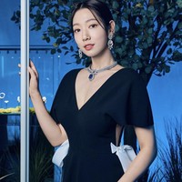 Body goals bangeeetttt.. abis lahiran udh langsing ngga langsung kek gw😂 Kamu beneran busui? Aku tidak percayaaaaa 🥲🥲🥲🥲🥲 mahmud ini makin cakep aja anjir, bersinar banget auranya 😭 komentar sejumlah penggemar di bawah unggahannya. Foto: dok. Instagram @harpersbazaarkorea