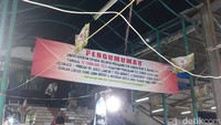 pasar ini bukan ditutup permanen, melainkan direlokasi ke gedung baru. Terpantau oleh detikcom saat menyambangi lokasi, Rabu (11/01/2023), informasi ini tertulis dalam spanduk pengumuman yang dipasang oleh Manajemen Senen Jaya 1 & 2.Diberitahukan kepada seluruh pedagang kue subuh blok 5, bahwa per tanggal 10 Februari 2023 kegiatan penjualan kue subuh akan kami relokasi/pindah ke area lantai 1 (sisi barat) & basement Senen Jaya 1&2 dengan lokasi yang lebih bersih & nyaman serta area parkir yang lebih luas, bunyi pengumuman yang dipasang di kawasan Pasar Kue Subuh, Jakarta Pusat.Foto: (Shafira Cendra Arini/detikcom)
