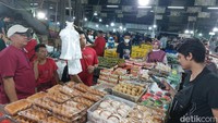 Katanya, setiap harinya kondisi pasar memang seramai ini, begitu pula dengan jumlah pedagangnya yang cukup banyak hingga diterapkan shift. Foto: (Shafira Cendra Arini/detikcom)
