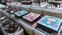 Pasar legendaris ini telah menawarkan aneka jajanan pasar dan kue sejak 1988 atau sekitar 35 tahun. Namun, Pasar Kue Subuh Senen ini menempati Blok 5 sejak tahun 2017. Foto: (Shafira Cendra Arini/detikcom)
