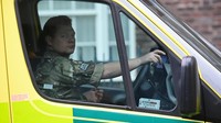 Seorang anggota Royal Air Force menunggu di kursi pengemudi ambulans di luar stasiun Waterloo, di tengah pemogokan pekerja ambulans karena perselisihan dengan pemerintah mengenai gaji.