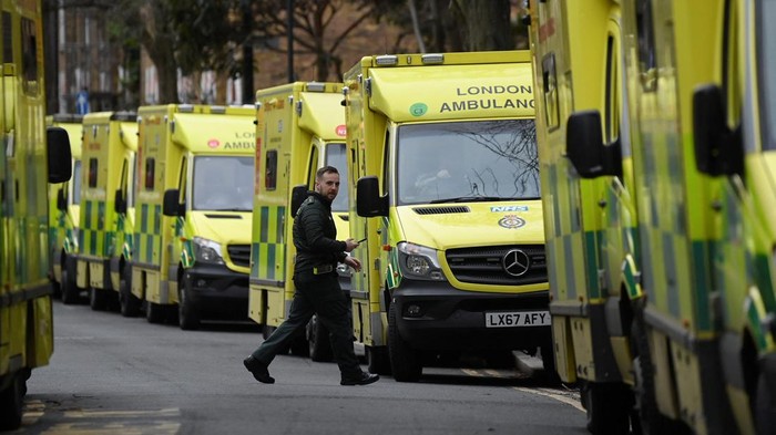Pekerja Ambulans Inggris Mogok, Layanan Terganggu A Royal Air Force member waits in the driver's seat of an ambulance outside Waterloo station, amid a strike by ambulance workers due to a dispute with the government over pay, in London, Britain January 11, 2023. REUTERS/Toby Melville