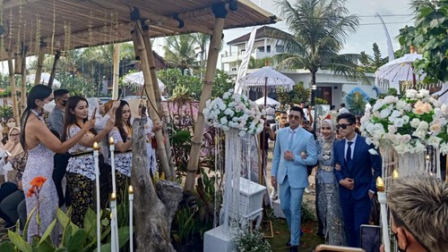 Pelaksanaan prosesi pernikahan Venna Melinda dengan Verry Irawan di sebuah Vila berlokasi di Desa Yehsumbul, Kecamatan Mendoyo, Kabupaten Jembrana, Senin (7/3/2022). (I Putu Adi Budiastrawan/detikBali).